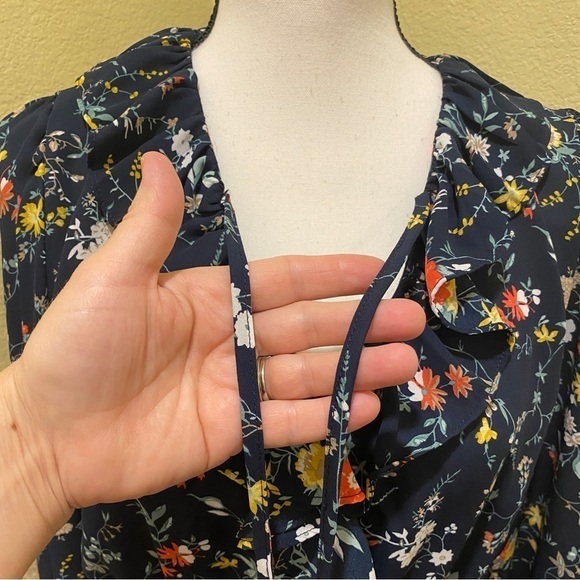 Everleigh Top Navy Blue Floral Ruffle Keyhole Tie Front Size Small V Neck - Picture 3 of 10